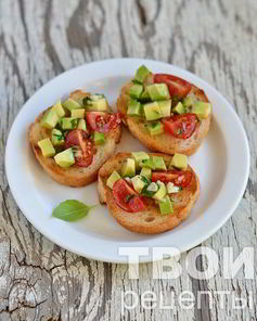 Брускетта с авокадо и помидорами черри