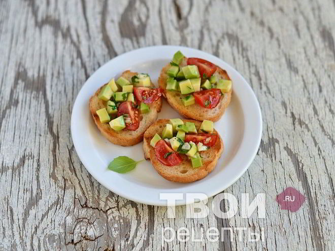 Рецепт брускетты с авокадо и помидорами черри
