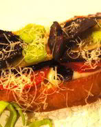 Брускетта с базиликом и овощами