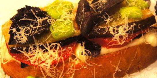 Брускетта с базиликом и овощами