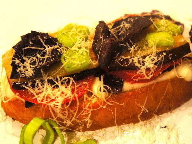 Рецепт брускетты с базиликом и овощами