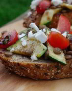 Брускетта с чечевицей, фетой и цукини