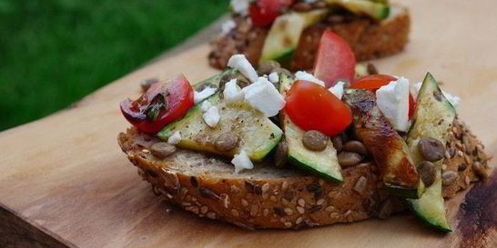 Брускетта с чечевицей, фетой и цукини