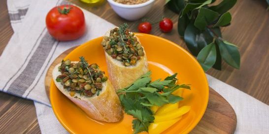 Брускетта с чечевицей