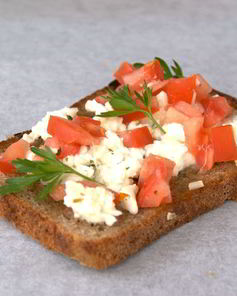 Брускетта с черным хлебом и песто