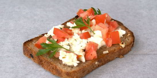 Брускетта с черным хлебом и песто