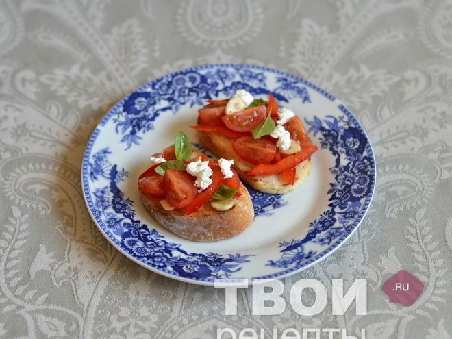 Рецепт брускетты с фетой, базиликом и овощами