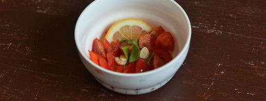 брускетта с фетой, базиликом и овощами. Шаг 4