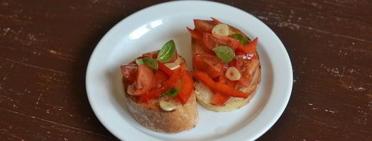 брускетта с фетой, базиликом и овощами. Шаг 6