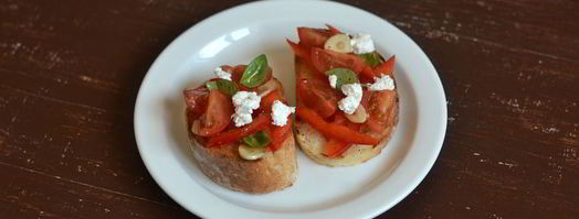 брускетта с фетой, базиликом и овощами. Шаг 7