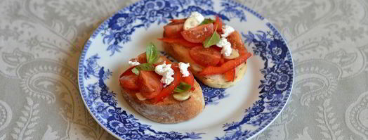 брускетта с фетой, базиликом и овощами. Шаг 8