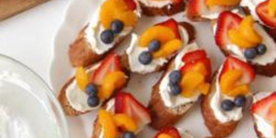 Брускетта с фруктами