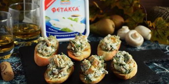 Брускетта с грибами и грушей