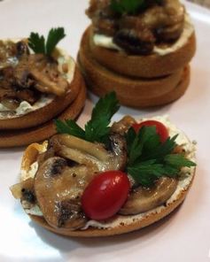 Брускетта с грибами и козьим сыром