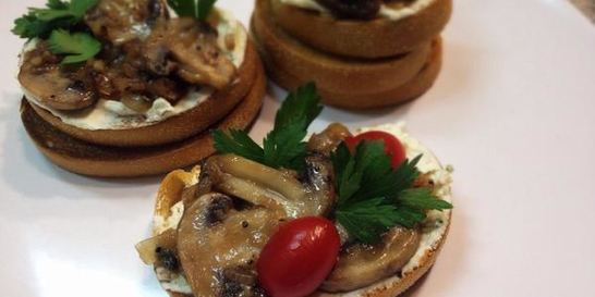 Брускетта с грибами и козьим сыром