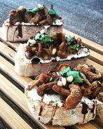 Брускетта с грибами и мягким сыром