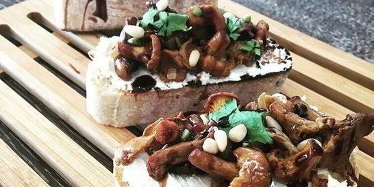 Брускетта с грибами и мягким сыром