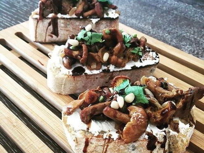 Рецепт брускетты с грибами и мягким сыром