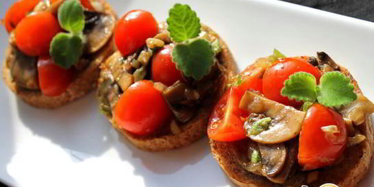 Брускетта с грибами и свежими помидорами