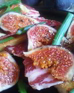 Брускетта с инжиром и пармской ветчиной