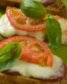 Брускетта с колбасой пепперони
