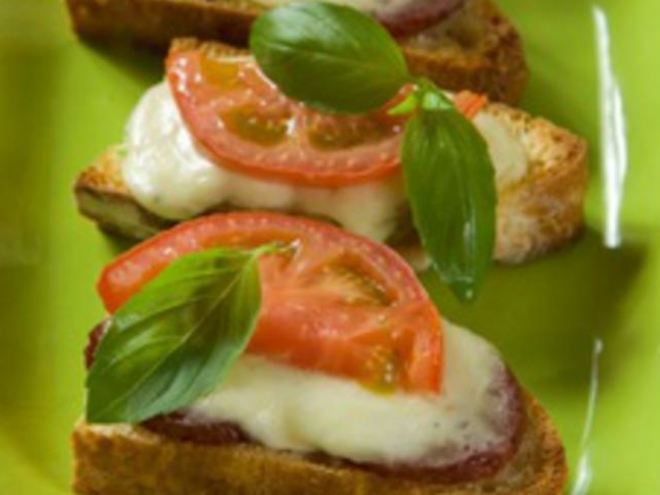 Рецепт брускетты с колбасой пепперони