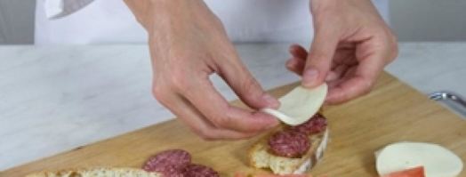 брускетта с колбасой пепперони. Шаг 3