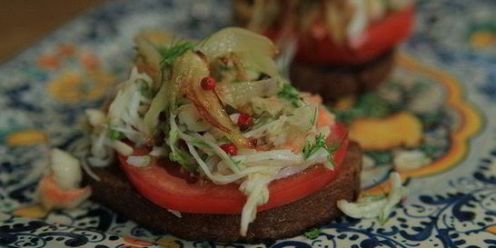 Брускетта с крабами