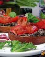 Брускетта с кремом из маслин и помидорами