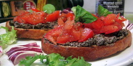Брускетта с кремом из маслин и помидорами