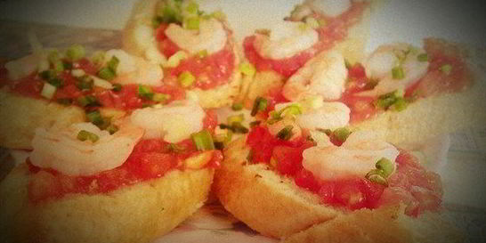 Брускетта с креветками и авокадо