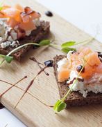 Брускетта с лососем и сыром