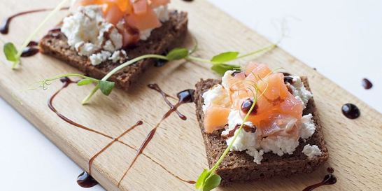 Брускетта с лососем и сыром