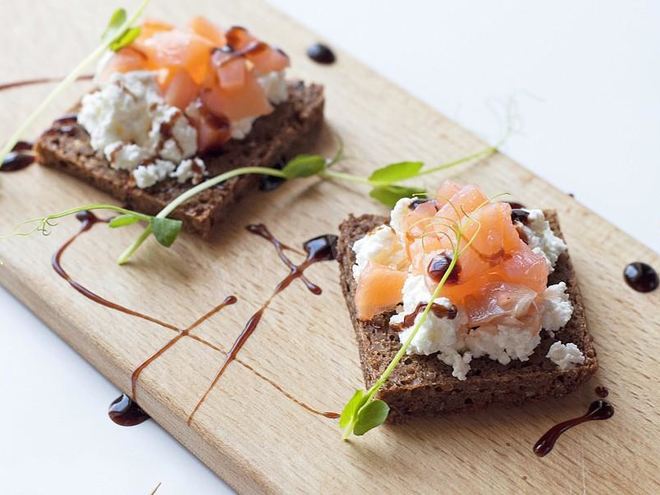 Рецепт брускетты с лососем и сыром