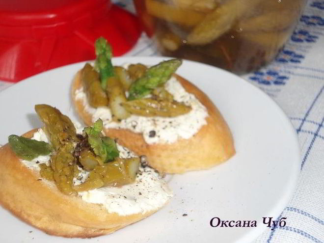 Рецепт брускетты с маринованной спаржей