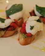 Брускетта с моцареллой, помидорами и базиликом