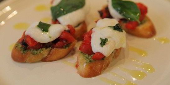 Брускетта с моцареллой, помидорами и базиликом