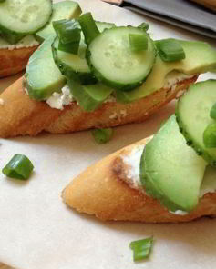 Брускетта с огурцом и авокадо
