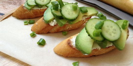 Брускетта с огурцом и авокадо