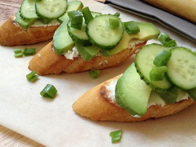 Рецепт брускетты с огурцом и авокадо