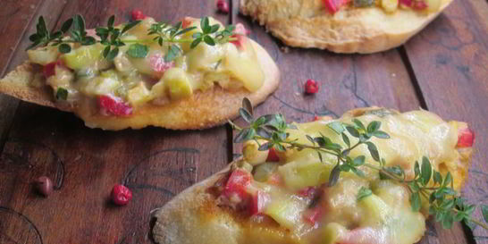 Брускетта с овощами и тунцом