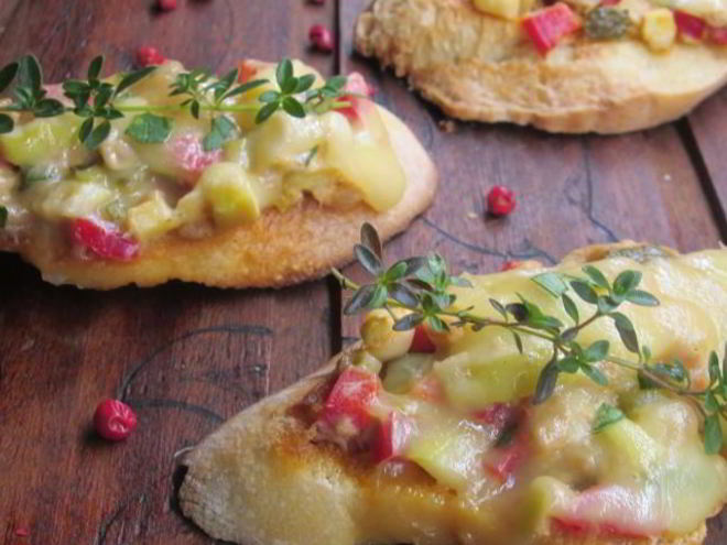 Рецепт брускетты с овощами и тунцом