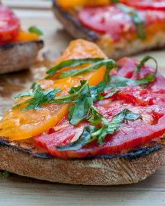 Брускетта с помидорами и базиликом