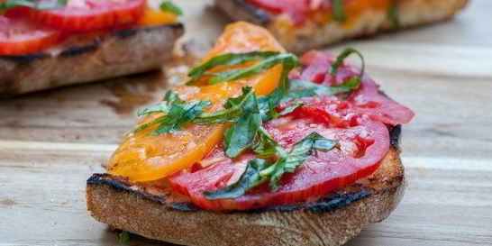 Брускетта с помидорами и базиликом