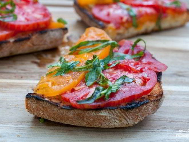 Рецепт брускетты с помидорами и базиликом