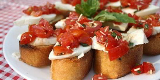 Брускетта с помидорами и моцареллой