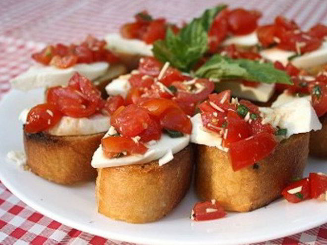 Рецепт брускетты с помидорами и моцареллой