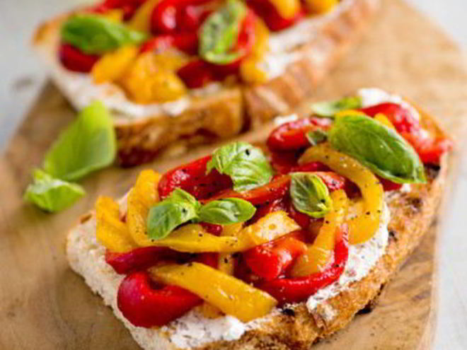 Рецепт брускетты с помидорами и сладким перцем