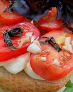 Брускетта с помидорами, сыром и базиликом