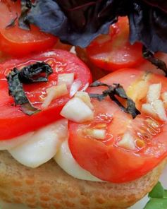 Брускетта с помидорами, сыром и базиликом